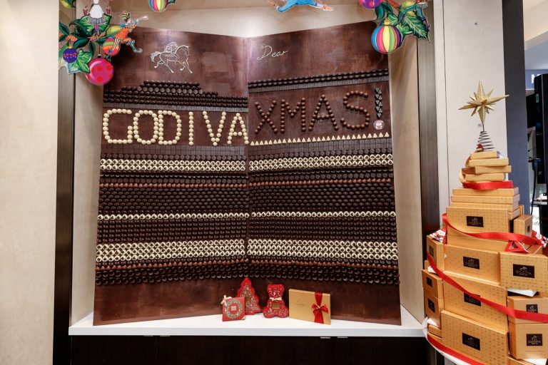 GODIVA TREAT YOURSELF WONDERFUL 聖誕夢幻慶典：全港最大巧克力聖誕卡雕塑