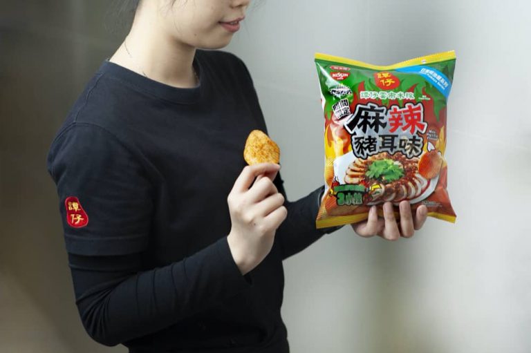 譚仔雲南米線及譚仔三哥米線 x日清湖池屋 滿$100即送「麻辣豬耳味」及「土匪雞翼味」薯片