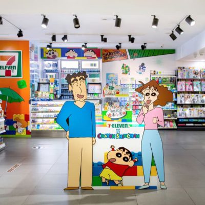 期間限定7-Eleven x 蠟筆小新主題概念店：免費送蠟筆小新「Let’s take a brick! 」靜電貼紙